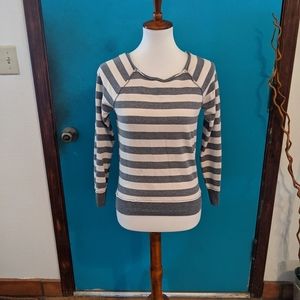 Striped sweatshirt with bow in the back